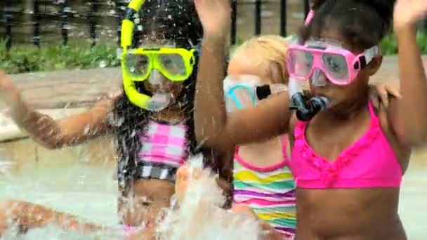 Amici che giocano in piscina — Video Stock