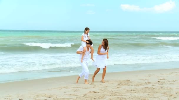 両親とビーチに娘 — ストック動画
