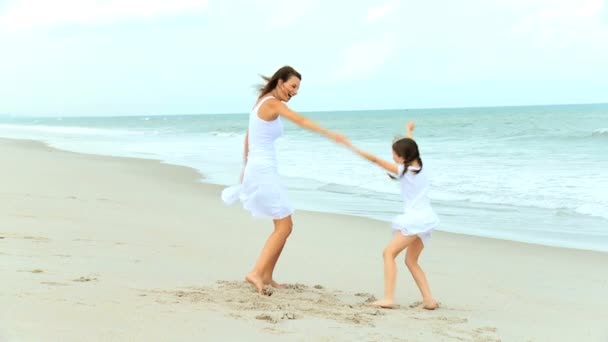 Девушка на пляже с мамой — стоковое видео