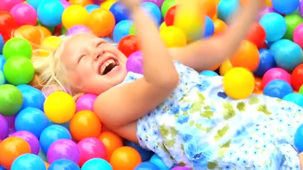 Niña riendo en la piscina — Vídeos de Stock