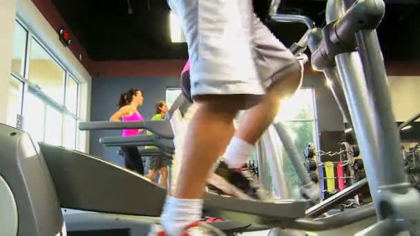 Membres de gymnase sur les équipements modernes — Video