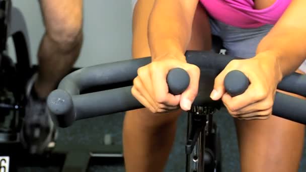 女性在健康俱乐部锻炼身体 — 图库视频影像