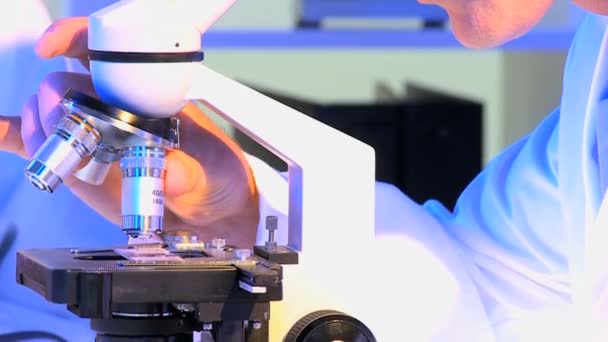 Manliga Forskningsassistent arbetar med Mikroskop — Stockvideo