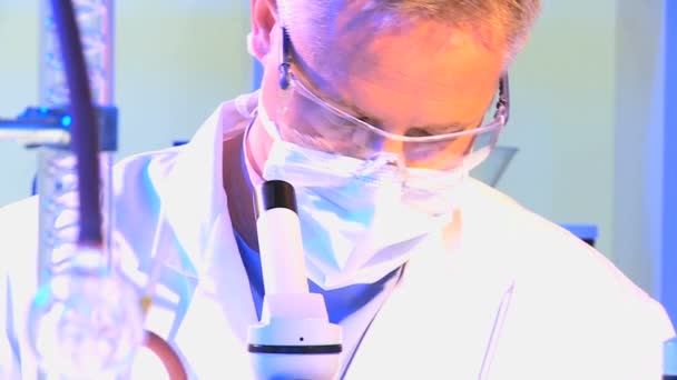 Чоловічий фармацевтичний дослідник в лабораторії — стокове відео