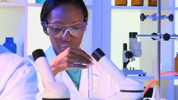 Афроамериканский исследователь, работающий в лаборатории — стоковое видео
