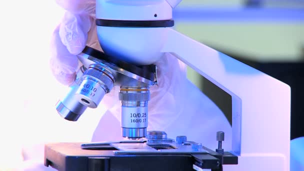 Utilisation du microscope en laboratoire de recherche hospitalière — Video