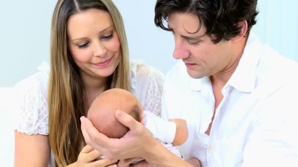 Niño recién nacido en manos de los padres — Vídeo de stock