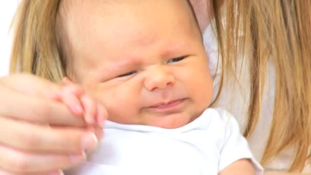 Pasgeboren babyjongen in de handen van moeder — Stockvideo