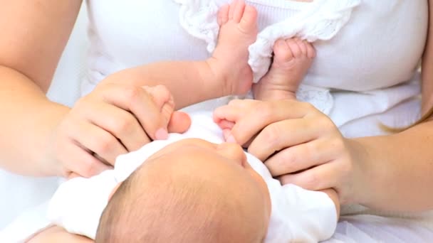 Nouveau-né garçon dans les mains de la mère — Video
