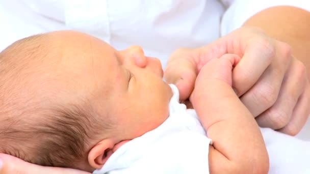 Νεογέννητο μωρό αγόρι στα χέρια των γονέων — Αρχείο Βίντεο