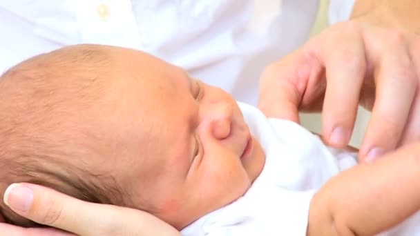 Новорожденный мальчик в руках родителей — стоковое видео