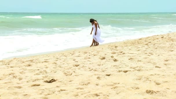 Mujeres jugando en la playa del mar — Vídeo de stock