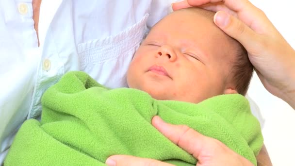 Pasgeboren babyjongen in de handen van ouders — Stockvideo