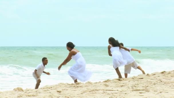 Pessoas brincando na praia do mar — Vídeo de Stock