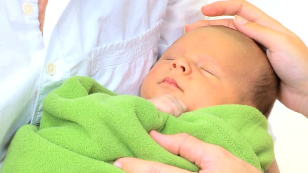 Nyfödd baby boy i händerna på föräldrar — Stockvideo