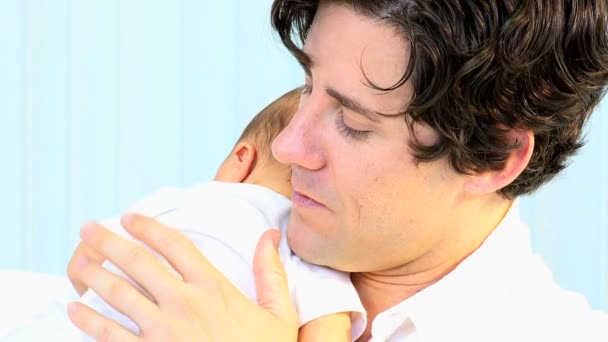 Bambino appena nato nelle mani del padre — Video Stock