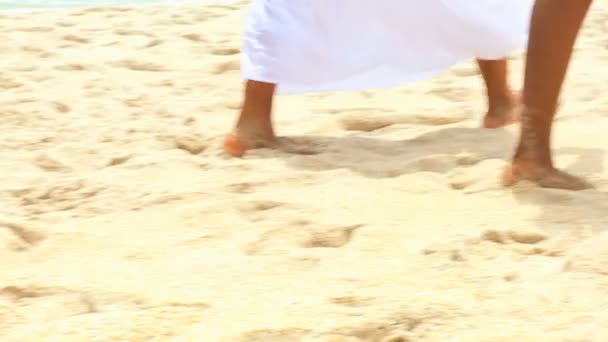 Mujeres jugando en la playa del mar — Vídeos de Stock