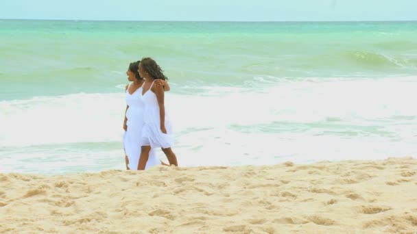 Vrouwen spelen op het strand — Stockvideo