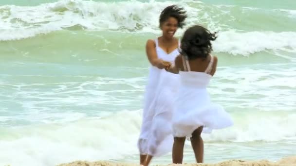 Femmes jouant sur la plage de la mer — Video