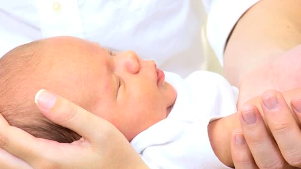 Niño recién nacido en manos de los padres — Vídeo de stock