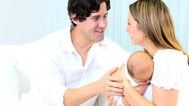 Le nouveau-né entre les mains des parents — Video