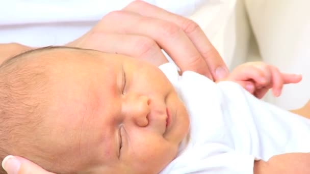 Novorozence baby boy v rukou rodičů — Stock video