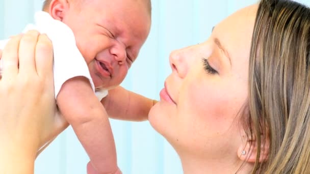 Pasgeboren babyjongen in de handen van moeder — Stockvideo