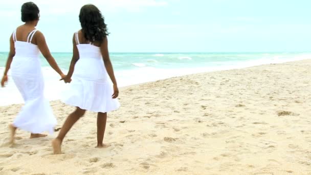 Women playing on the sea beach — Stock Video