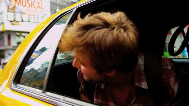 Touriste masculin sur Times Square — Video