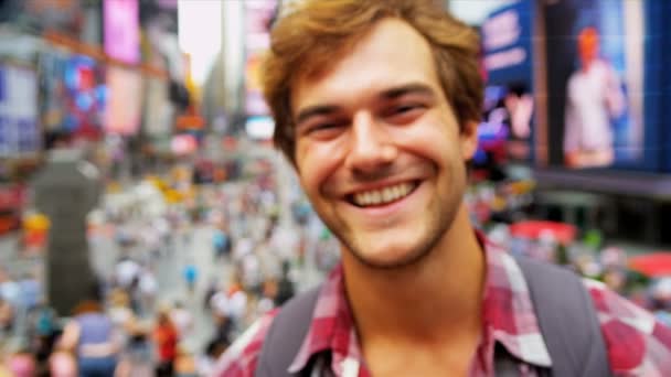 Global traveller portret genieten van bezienswaardigheden times square new york — Stockvideo