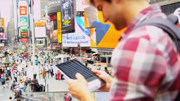 Viajante global desfrutando de vistas Times Square Tablet sem fio de Nova York — Vídeo de Stock