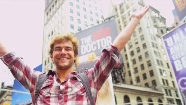 Мужчина Backpacker успешное путешествие Нью-Йорк Таймс-сквер крупным планом — стоковое видео