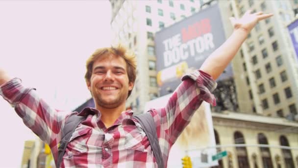 Αρσενικό backpacker πλατεία new york times επιτυχημένο ταξίδι κοντινό πλάνο — Αρχείο Βίντεο