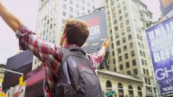 Viaje masculino de vacaciones en el Cáucaso Times Square Nueva York — Vídeos de Stock