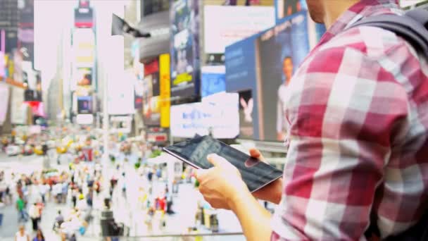 Mannelijke global reiziger draadloos tablet new york times square — Stockvideo