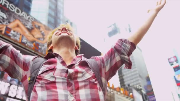 Hombre joven Tourist Times Square Nueva York — Vídeos de Stock