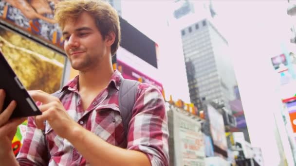 Male traveller in New York — Stock Video