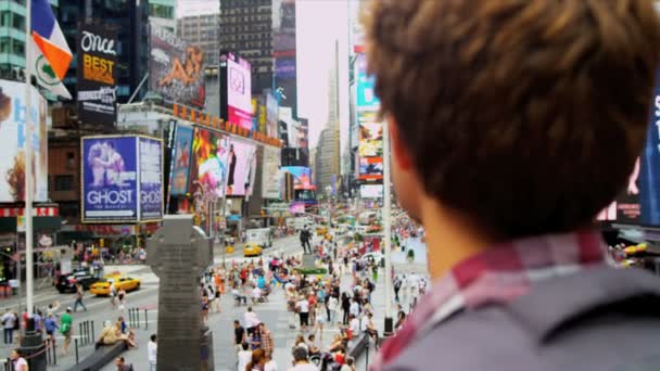 Kaukaski mężczyzna backpacker przybywających placu times square, Stany Zjednoczone Ameryki — Wideo stockowe