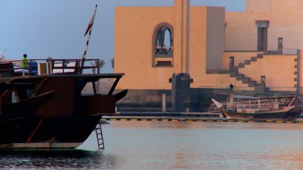 Traditionele zeilen dhows in de haven van — Stockvideo