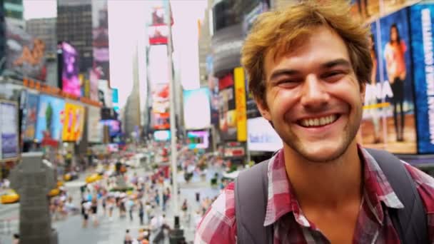 Κοντινό πλάνο αρσενικό παγκόσμιο ταξιδιώτη πλατεία new york times — Αρχείο Βίντεο