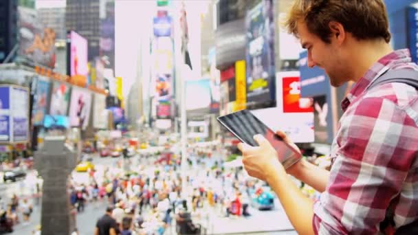 Fiatal férfi vezeték nélküli tabletta városnézés new York-i times square — Stock videók