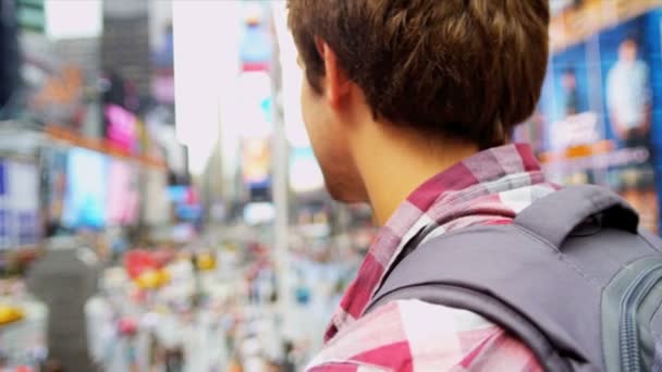 Νεαρό αρσενικό τουριστικά times square και Νέα Υόρκη — Αρχείο Βίντεο