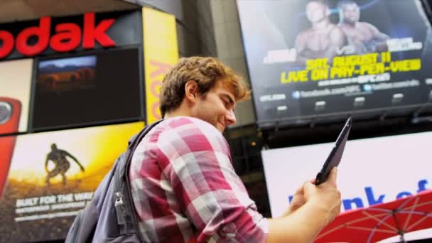 Jovem Masculino Turista Times Square Nova York Tablet sem fio — Vídeo de Stock