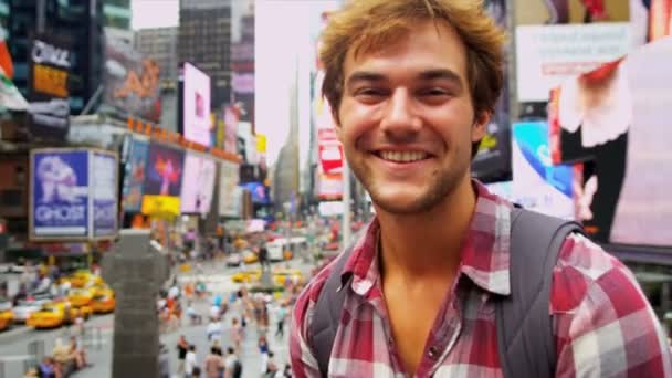 Jovem Visitante do sexo masculino Sightseeing New York Times Square — Vídeo de Stock