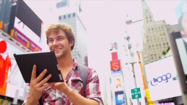 Кавказький чоловік backpacker планшет Таймс-сквер США — стокове відео