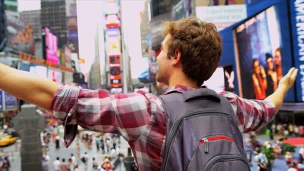 Viaje masculino de vacaciones en el Cáucaso Times Square Nueva York — Vídeos de Stock