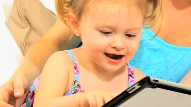 Roztomilý pre školy dívka hraje tabletu domácí pohovka zblízka — Stock video