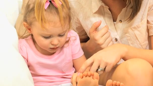 Mamma med barn leker spelen på Tablet PC — Stockvideo