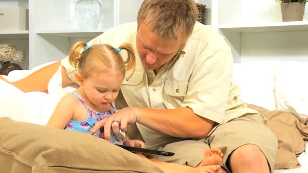 백인 아버지 어린 아이 무선 태블릿 — 비디오