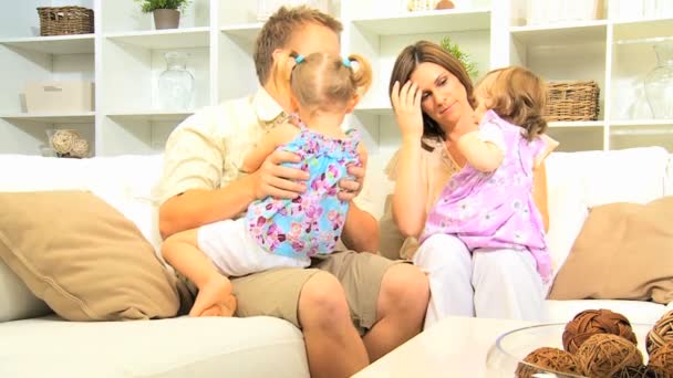 Ouders spelen met dochters op Bank — Stockvideo